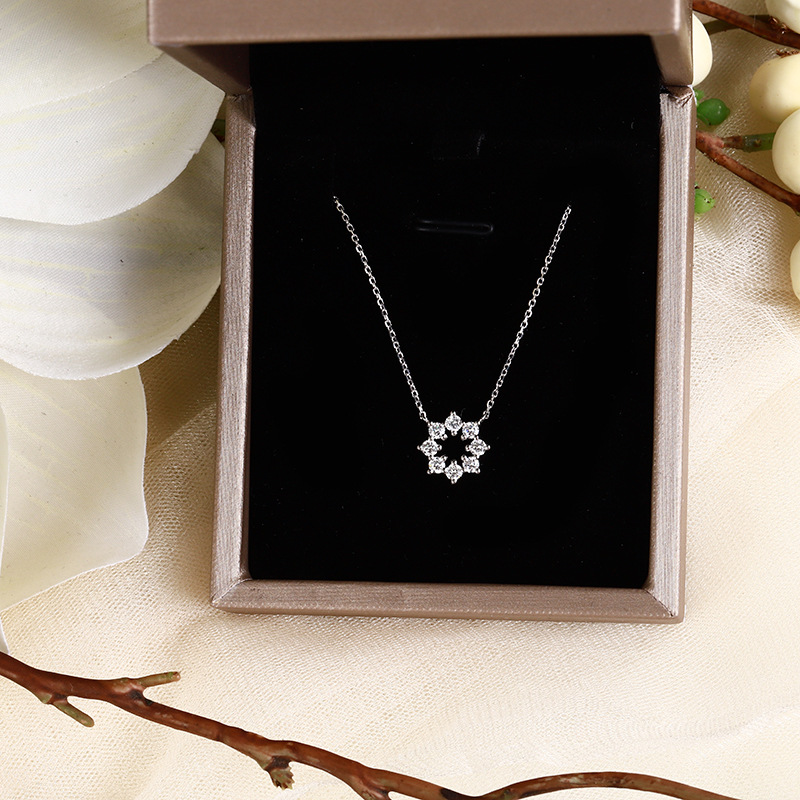 18K Gold Cultivated Diamond Niche Clavicle Artificial Diamond Gift Pendant Sunflower Synthetic Diamond Necklace Group Setting