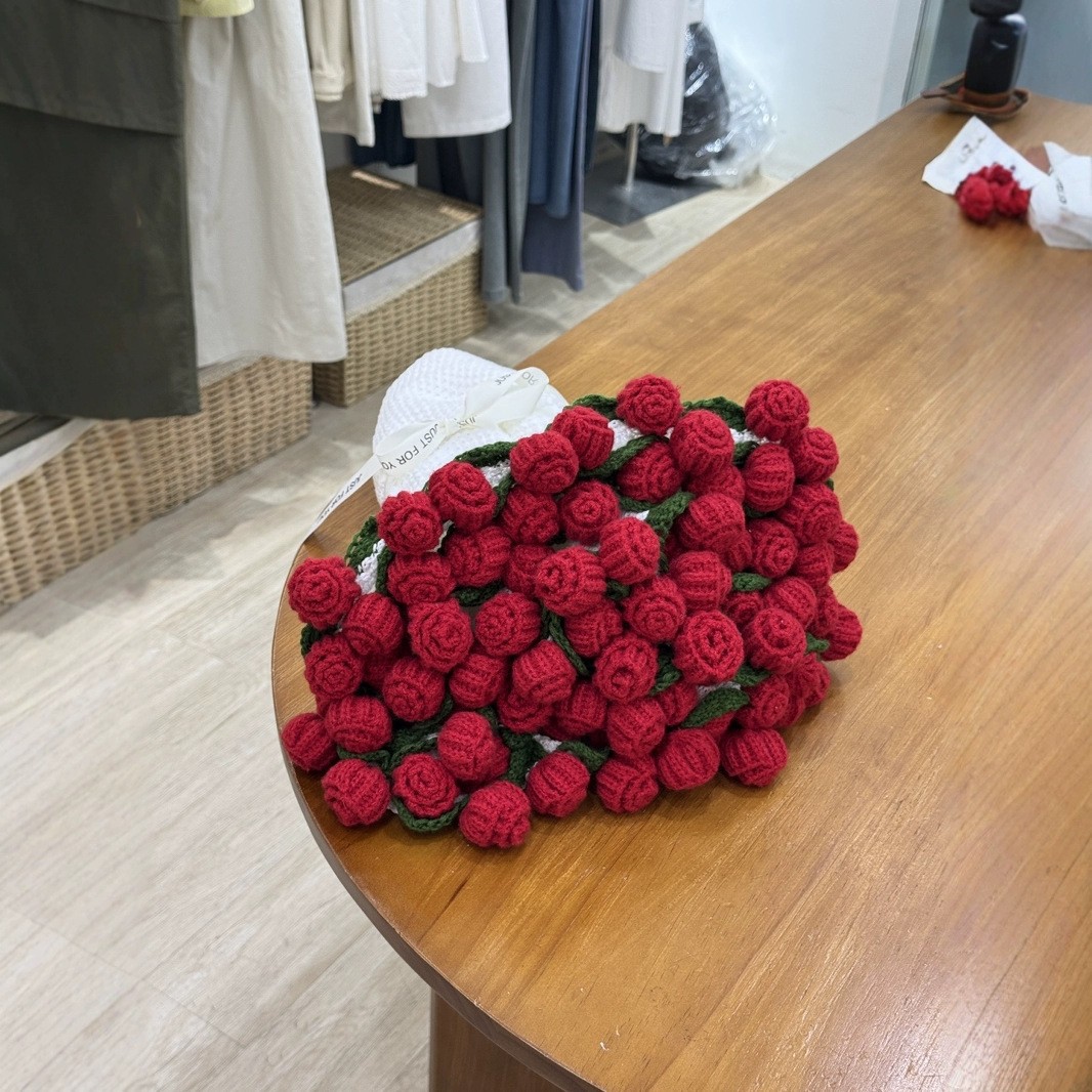 Internet Celebrity Pastoral Style Rose Bouquet Blanket Valentine's Day Gift Bestie Crocheted Lily of the Valley Flower Blanket Ready-Made Finished Product