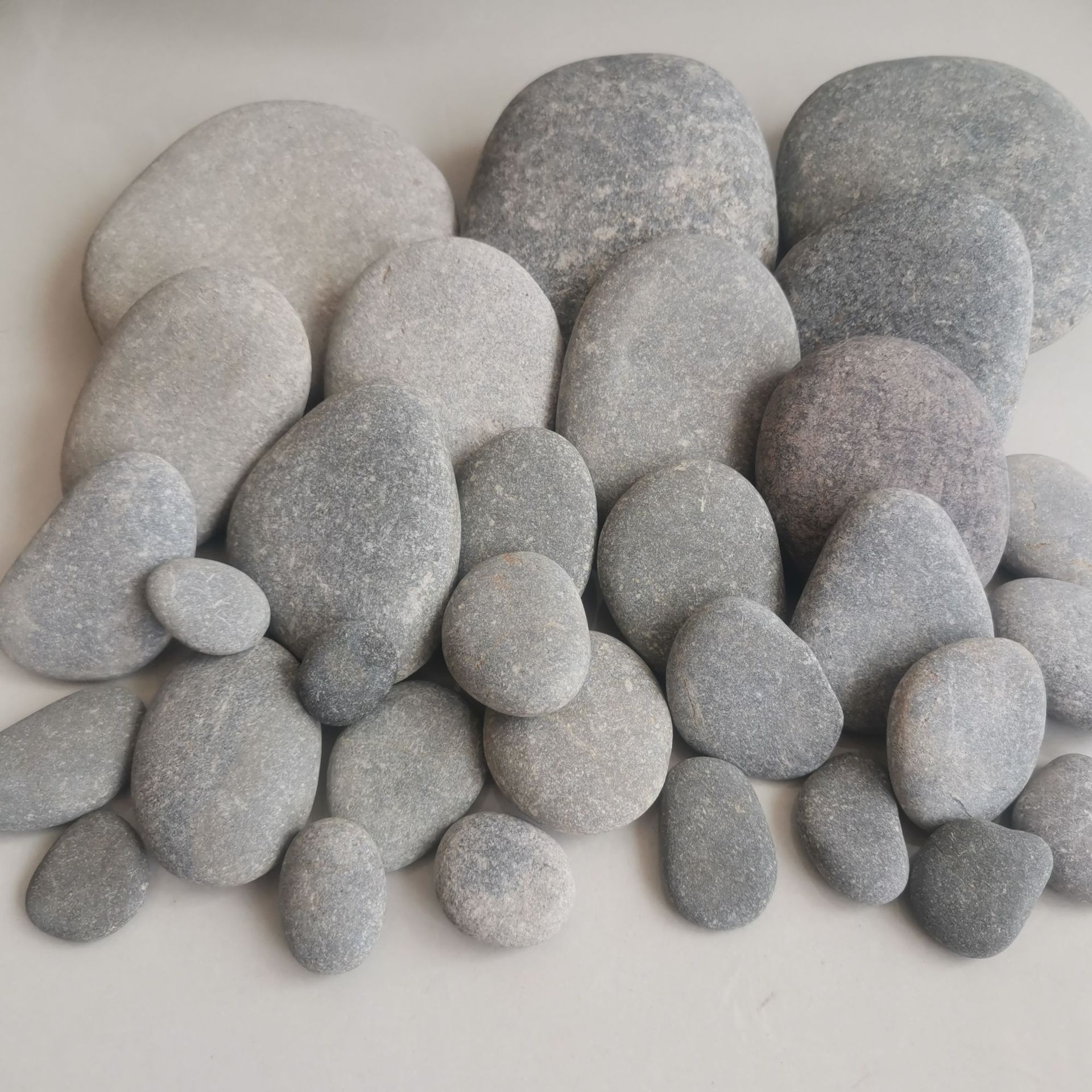 Крашеные камни, крашеная галька, чешуйчатая галька