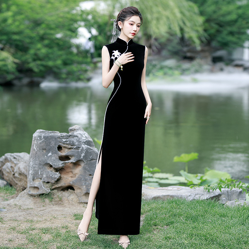 Catwalk Cheongsam 2025 New Slim-Fitting Ceremonial Pearl Velvet Black Cheongsam Retro Slim Performance Cheongsam