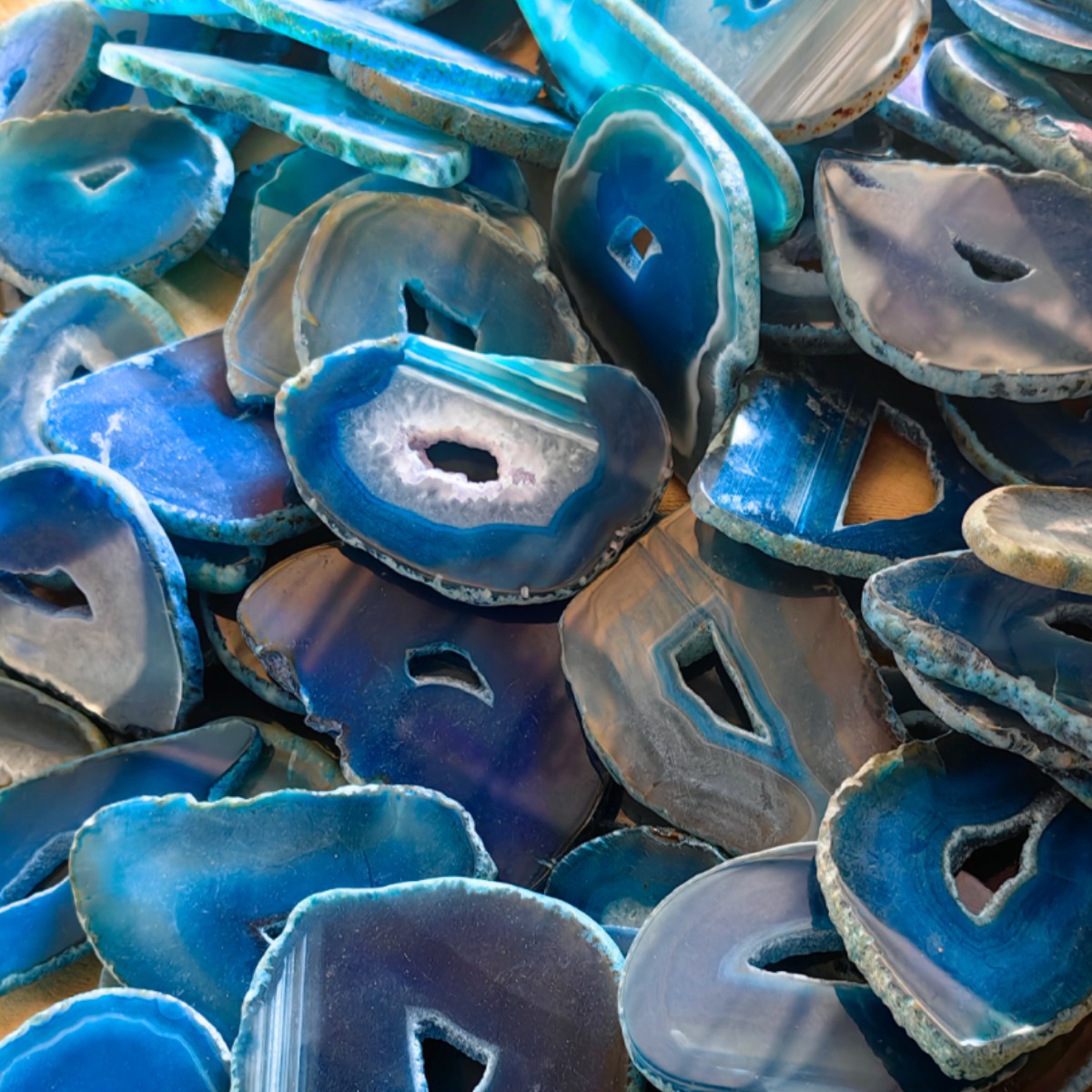 Factory direct natural agate slice stone slice Phnom Penh agate coasters ornaments landscape piece perforation