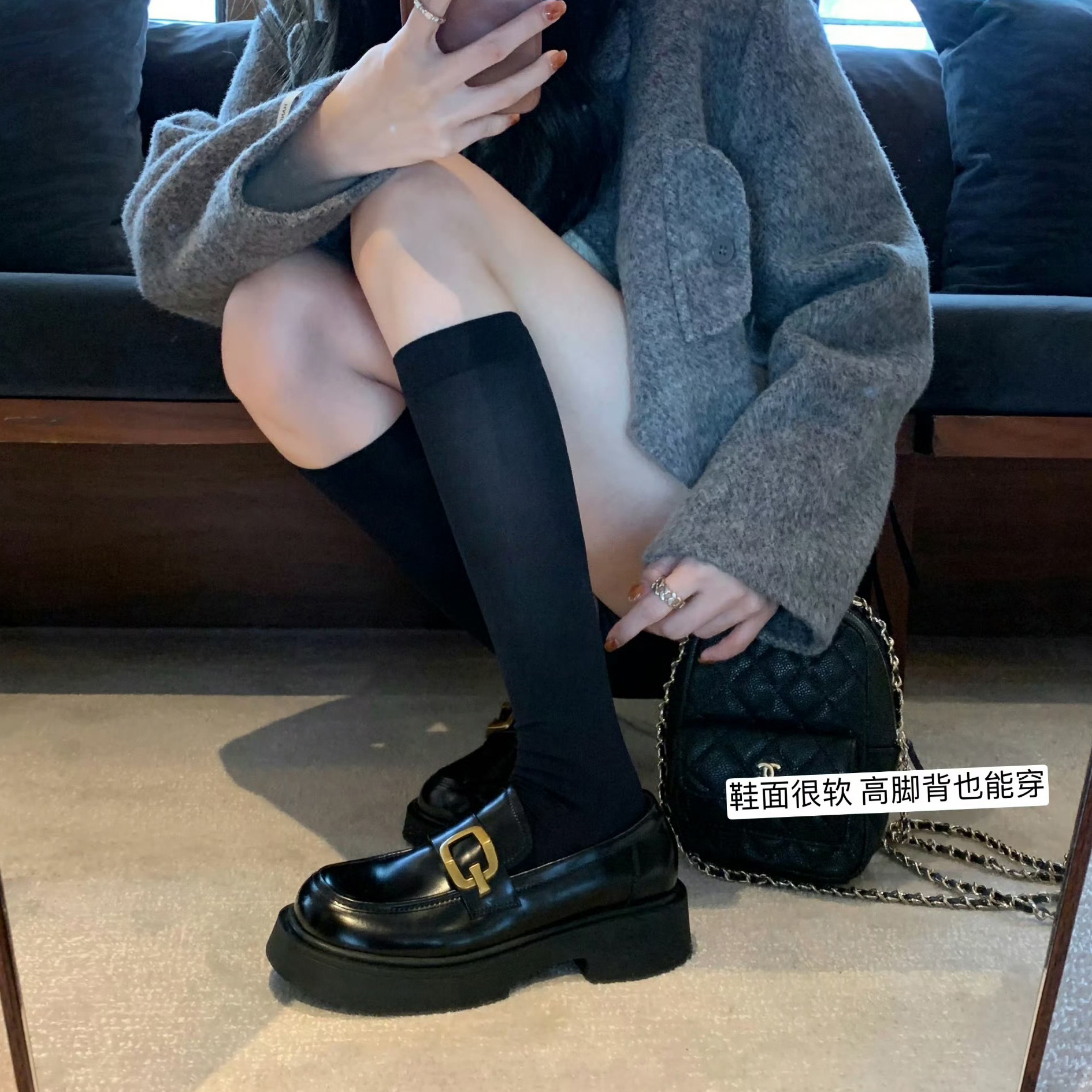 Лоферы с золотой пряжкой и круглым носком для женщин