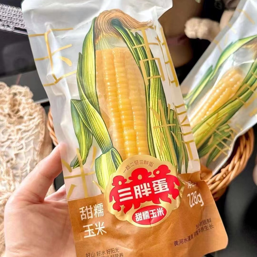 Three fat eggs sweet waxy corn vacuum lock fresh packaging heating ready-to-eat yellow corn coarse grain meal substitute corn stick independent package