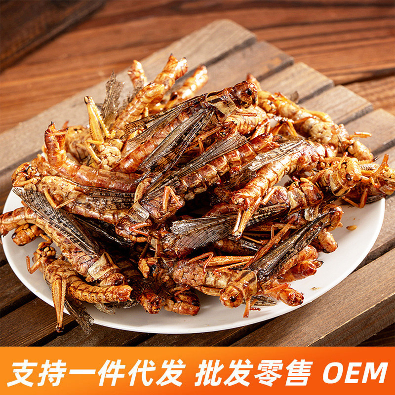 Шаньдунская закуска, свежие жареные хрустящие острые кузнечики, быстрое питание, хрустящие саранчи