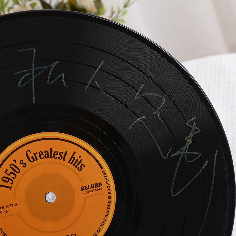 Creative graffiti vinyl record decoration bar indoor DIY wall decoration retro nostalgic wall old record gift