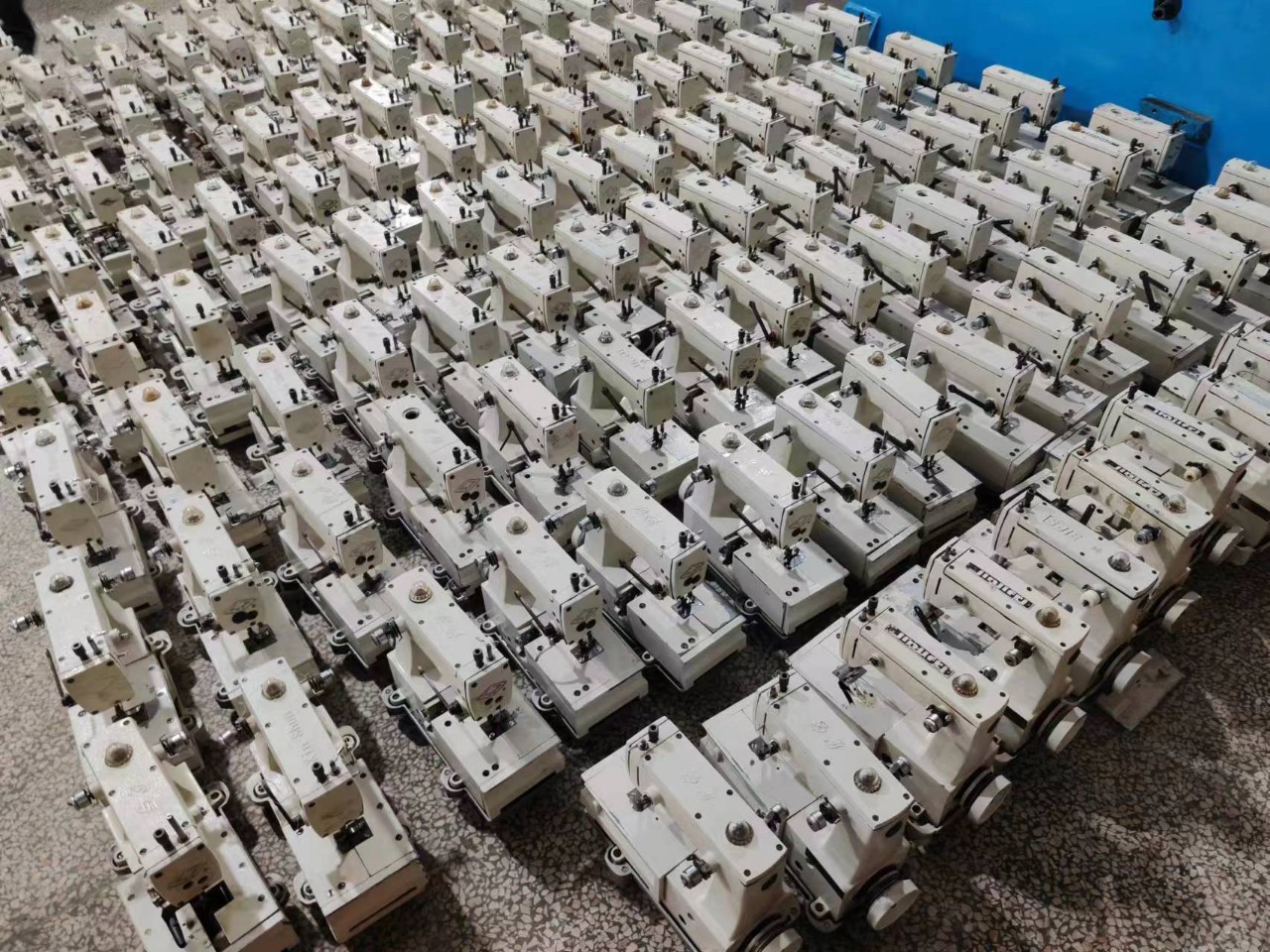 Large Supply of Second-Hand Glove Machine Glove Factory with Glove Sewing Machine Anti-Static Gloves Etiquette Gloves Equipment