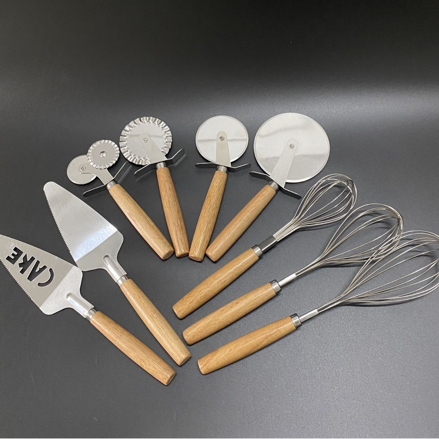 304 wooden handle egg beater stainless steel pizza knife cake shovel egg beater kitchen gadget series lace double wheel