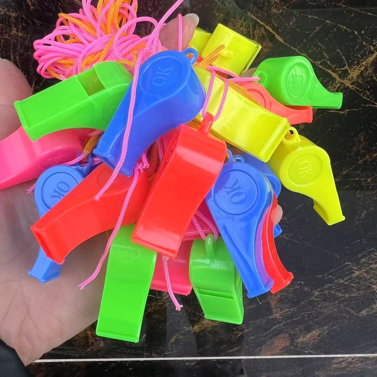 Прямые продажи завода спортивные товары пластиковые свистки игрушки поддержка свисток реклама оптовая продажа игрушечного свистка