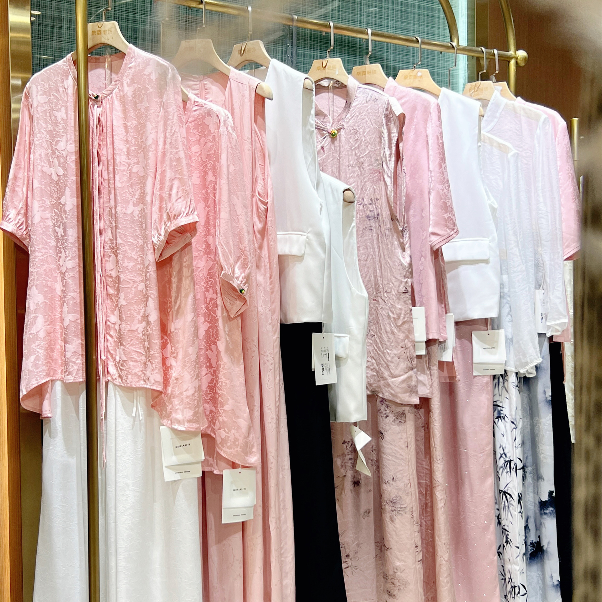 Mid-To-Classy Big-Name High-Quality Tail/Good Women's Clothing Shopping Mall Withdrawal Counter Discount Physical Live Broadcast Room Unique Product Cut Label