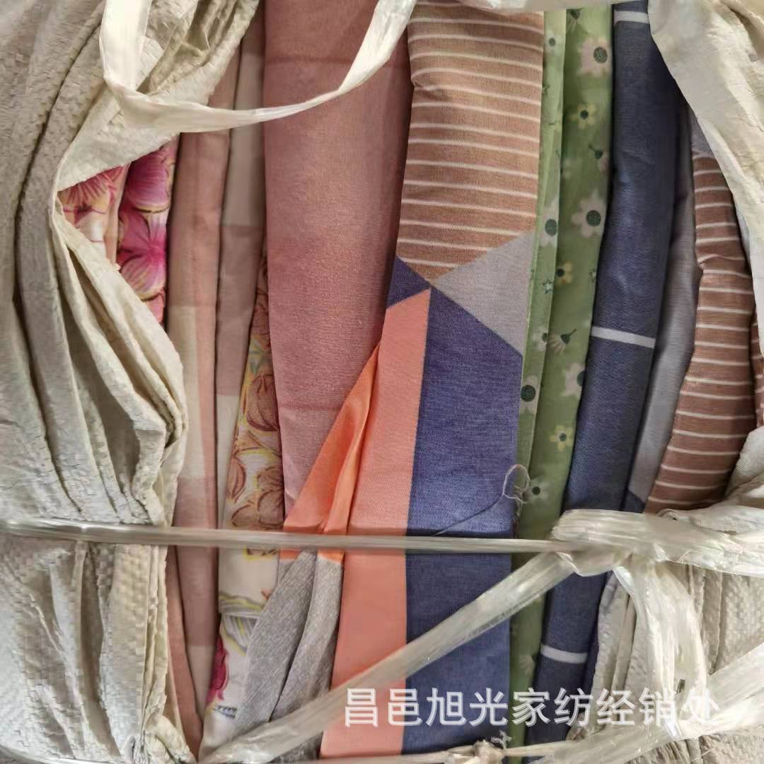 Manufacturer Clears Inventory at a Loss: Polyester Brushed Fabric, Pure Cotton Bed Sheet, 40% Pure Cotton Large Fabric Remnants with Printed Surface