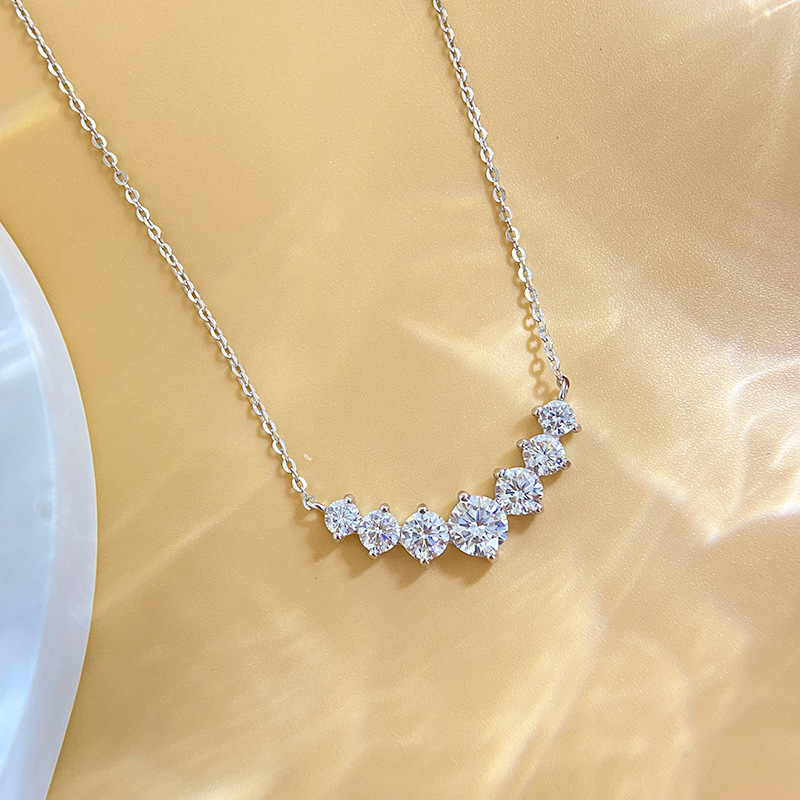 D color moissanite necklace seven princess smile necklace s925 sterling silver clavicle chain 1 karat pendant high sense cross border