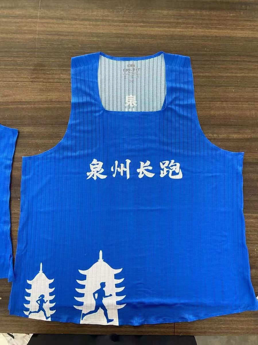 Обработка и кастомизация спортивной и активной одежды для улицы