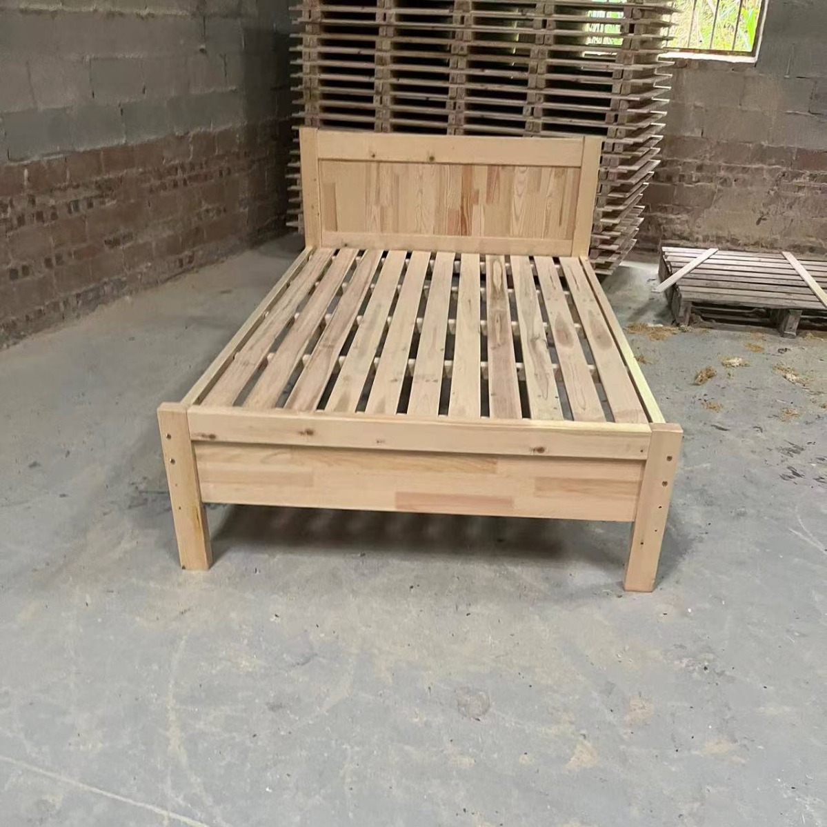 Оптовая продажа, современная простая сосновая двуспальная кровать для главной спальни, аренда общежития, маленькая квартира 1.2 м односпальная кровать