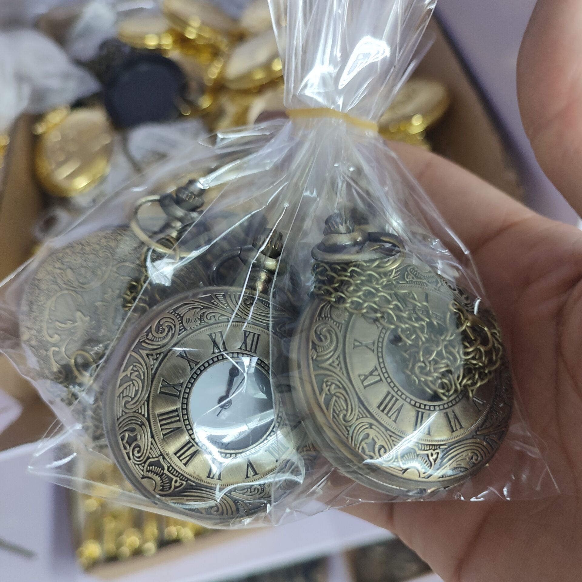 Romantic British retro classic pattern pocket watch Roman numerals antique pocket watch tuo watch high quality wholesale