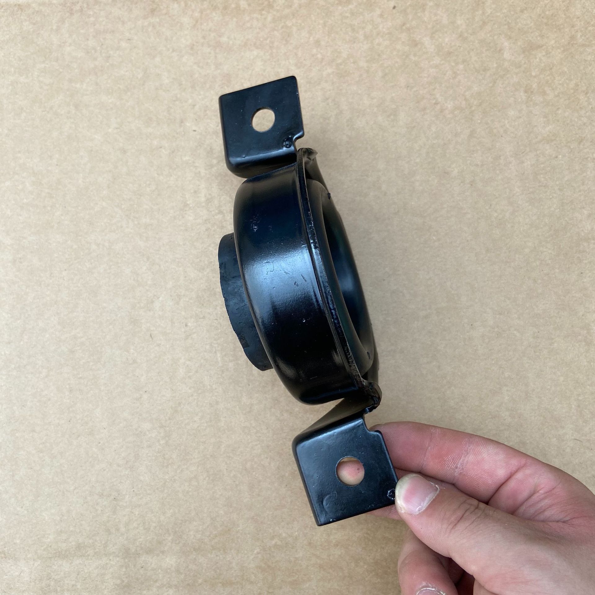 Drive shaft support hanger 52853646AE suitable for Jeep dachekino 3.6L