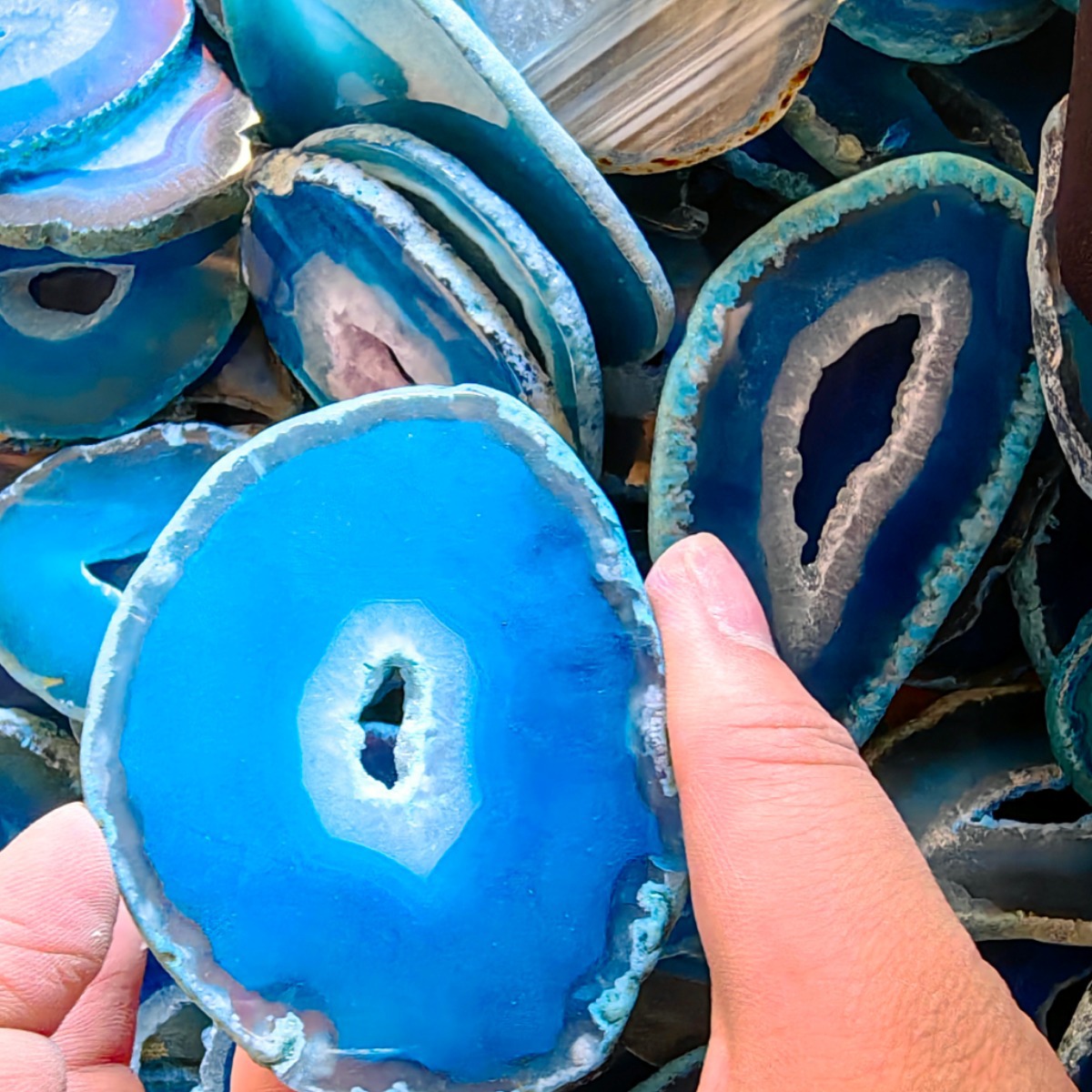 Factory direct natural agate slice stone slice Phnom Penh agate coasters ornaments landscape piece perforation