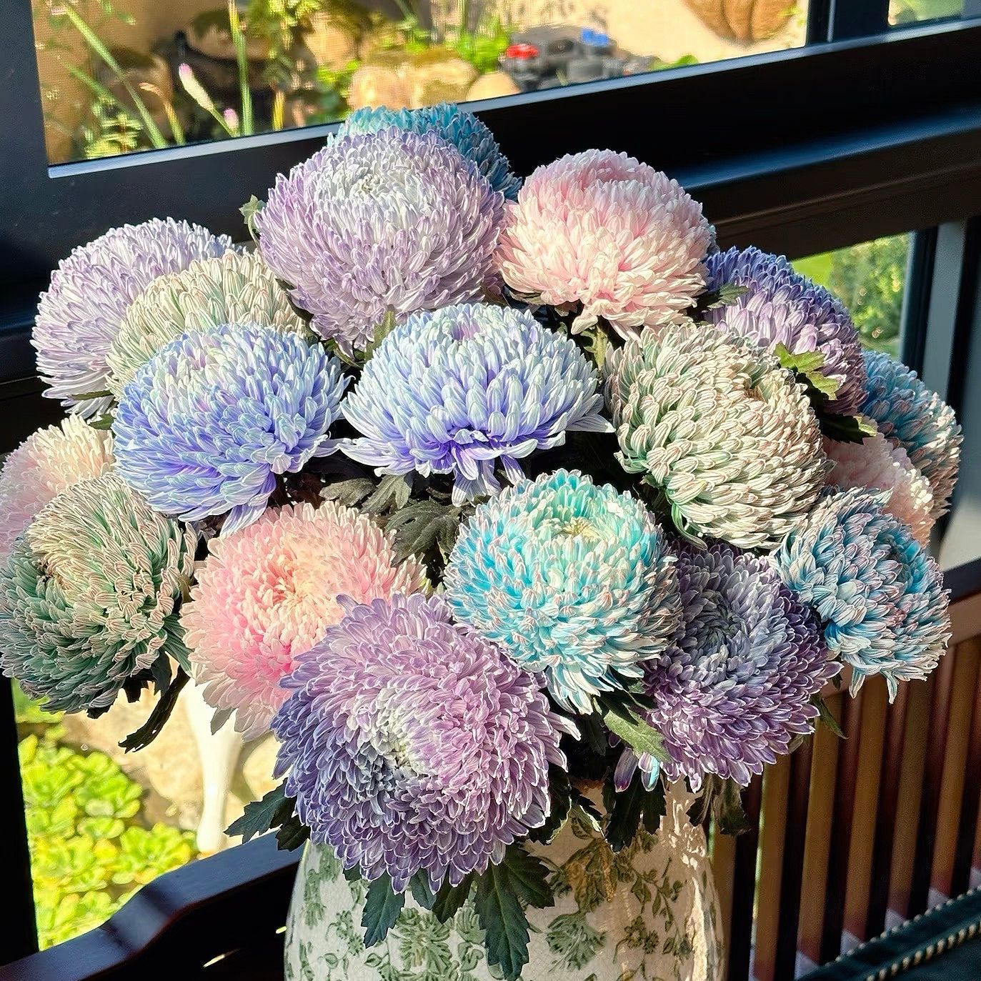 Freshly Cut Peony and Chrysanthemum Flowers, High-Quality Versatile Flowers for Flower Arrangements, Wholesale Event Flowers, Freshly Picked Base Chrysanthemum Bouquets