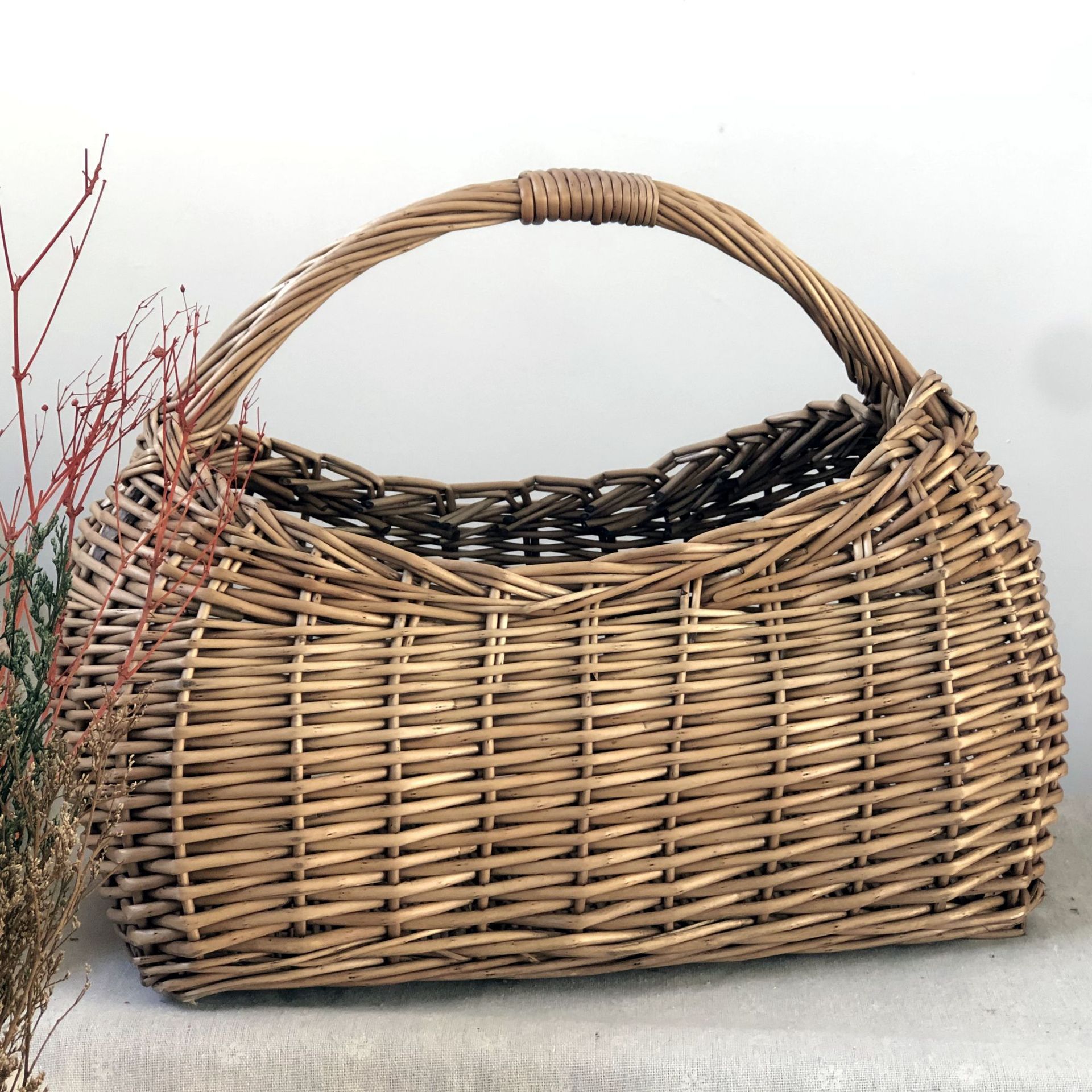Hand-woven flower basket handbag French vintage ins flower arrangement picking basket fruit flower shooting props back