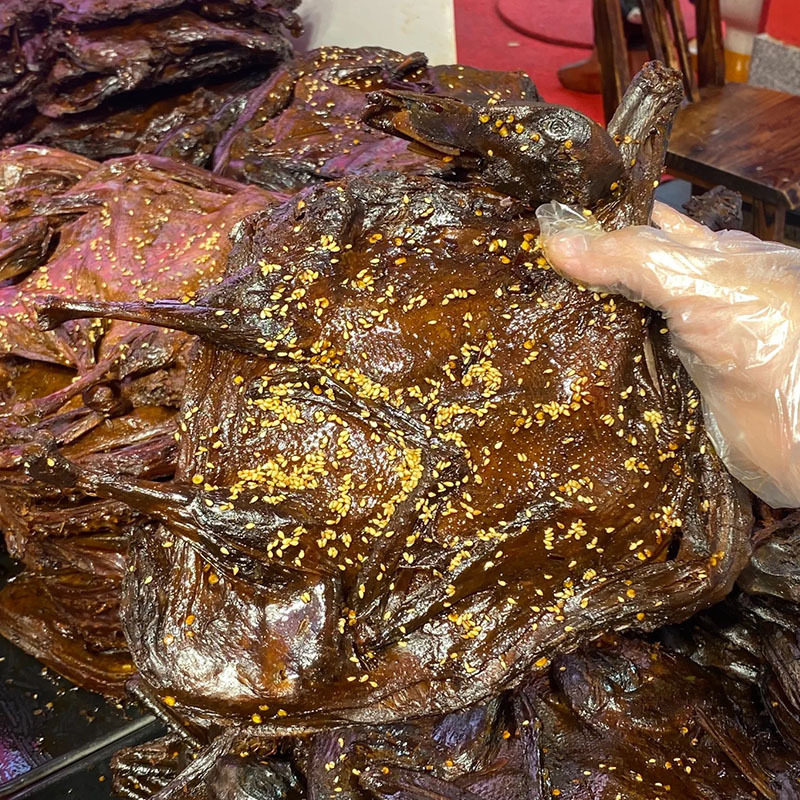 Bulk goods slightly spicy Hunan sauce duck sesame duck Changde hand-torn duck wholesale xiangchun sauce duck factory 300g whole