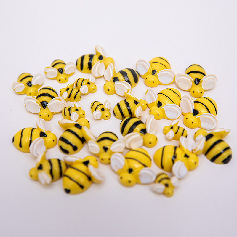 Cross-border foreign trade wholesale cartoon bee three-dimensional resin accessories diy moss landscaping mobile phone shell decorations