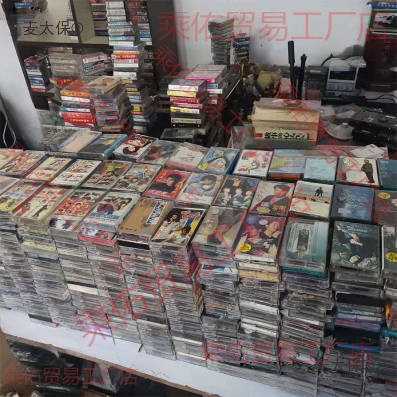 Декорация для стен в стиле ретро с кассетами