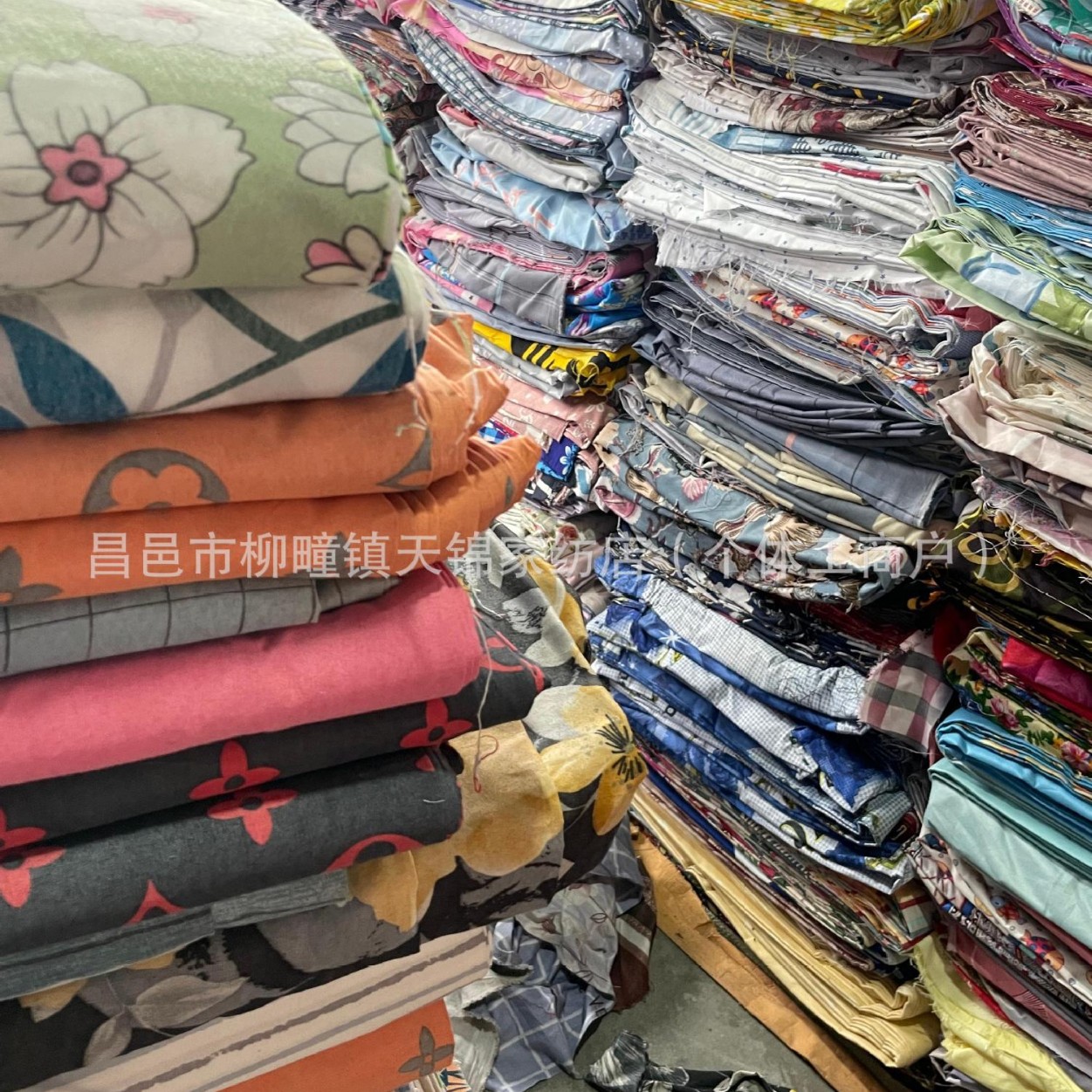 Special Offer to Process Inventory Residual Fabrics, Street Stalls, Live Sales, Various Printed Fabrics with a Width of 2.35