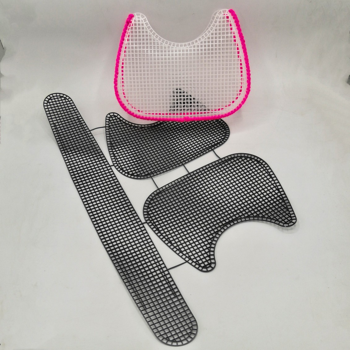 Heze Chengshuo Hand-woven Crossbody Underarm Saddle Bag Plastic Mesh Wool Cross-stitch Material