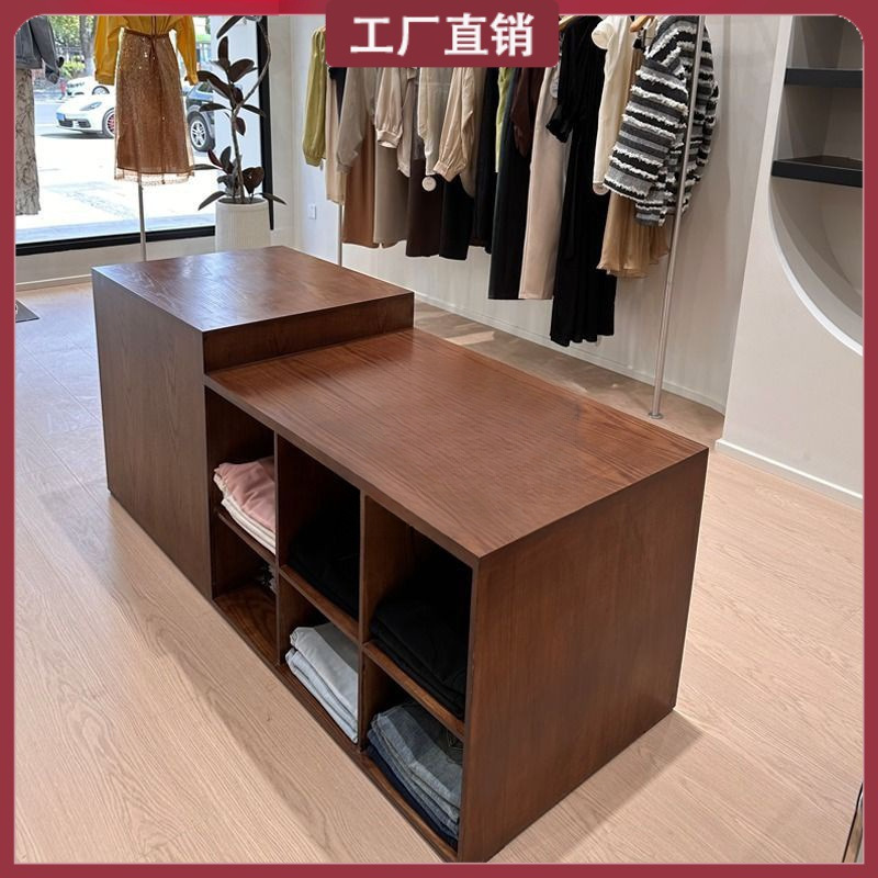 Магазин одежды, стол для показа, витрина для обуви и сумок