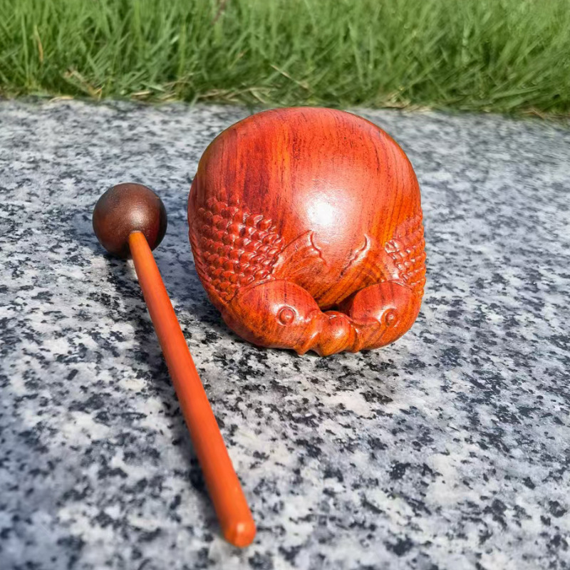 Деревянная рыбка из розового дерева артефакт для снятия стресса офисная медитация