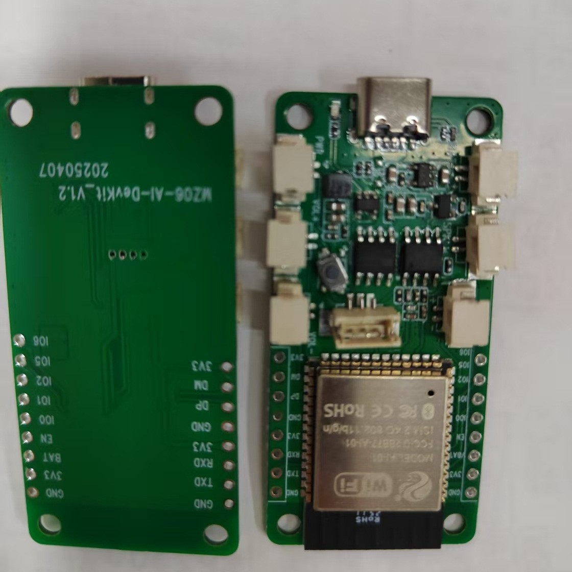 Xiaozhi Ai Box with Charging Base Wifi Networked Smart Voice Desktop Assistant Deepseek Large Model