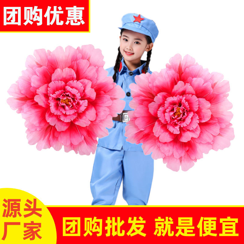 Маленькие дети с пионами в руках, реквизиты для танцевального выступления, цветы для сценических игр