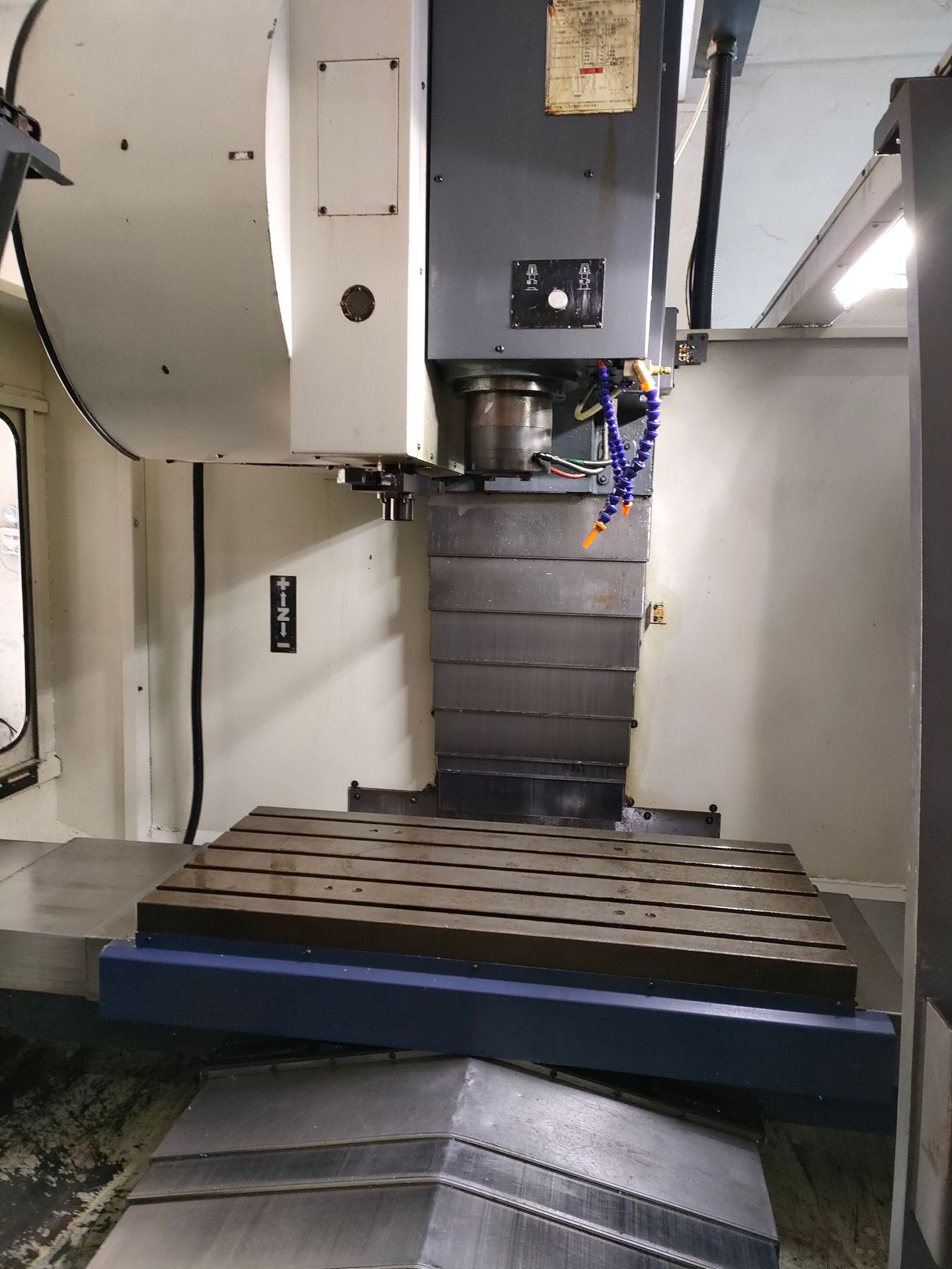 Used Taiwan Yongjin FV102 Processing Center Used CNC CNC Computer Gong Yongjin Processing Center