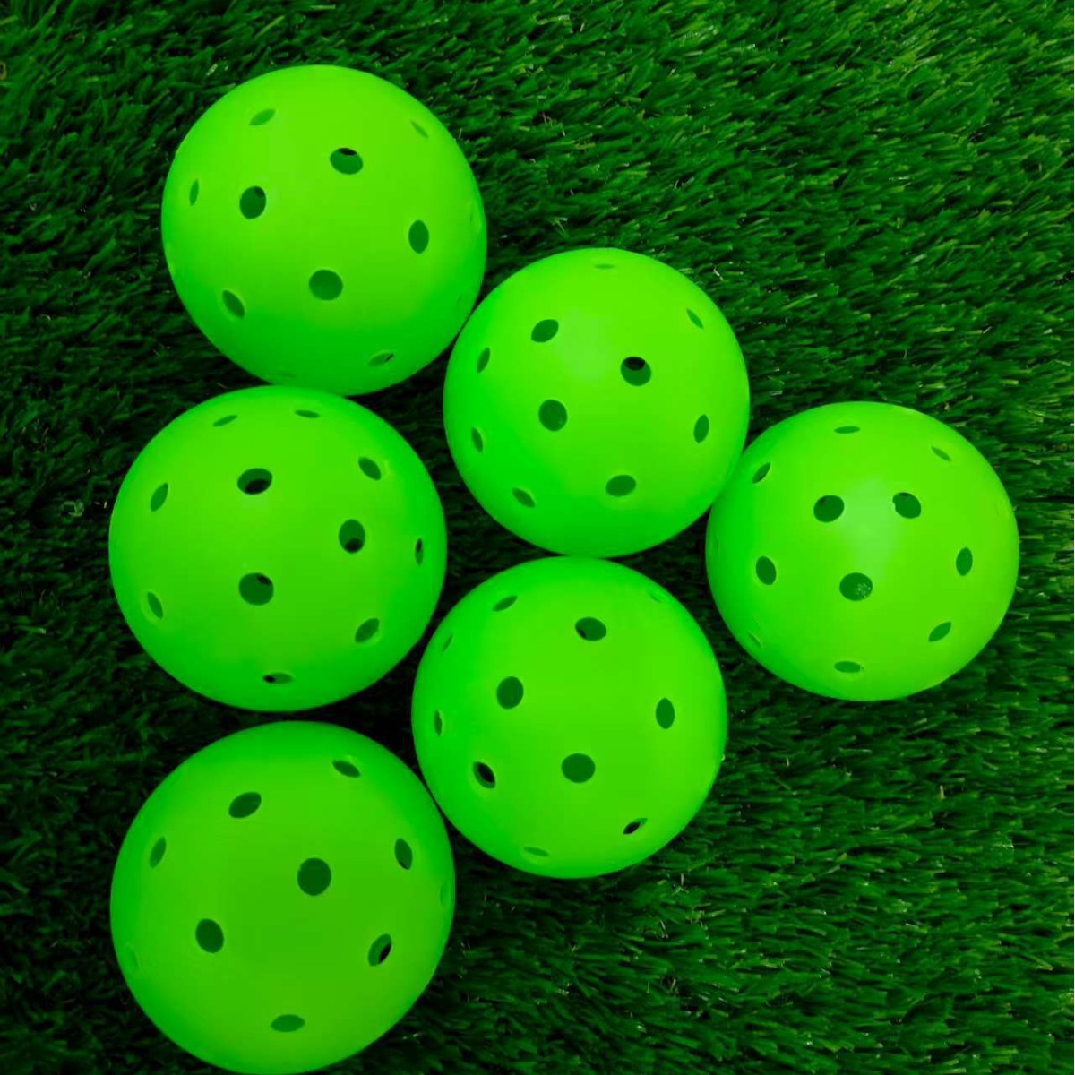 74mm40 hole 26g rotomolding pick ball Rotational Pickleball game ball one-piece forming
