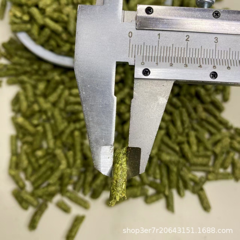 Alfalfa granule processing rabbit totoro guinea pig guinea pig guinea pig grain staple food baby rabbit food into rabbit food forage rabbit food