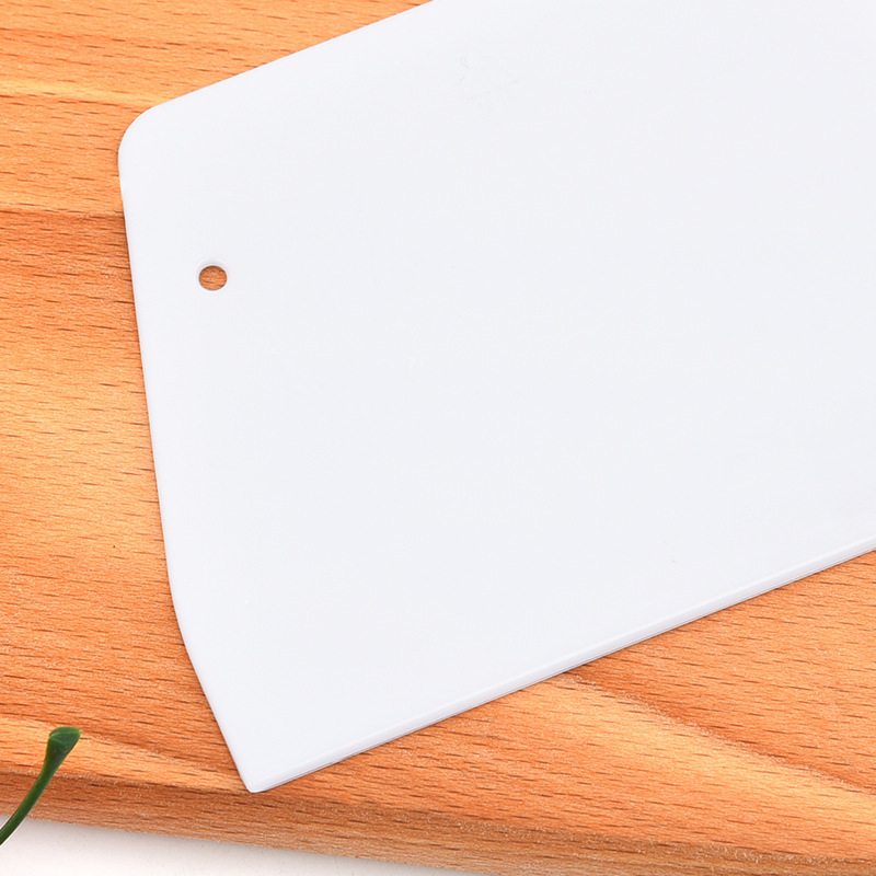 Scraper tool for baking cake plastic rice rolls cream panel hanging water plate scraper household kitchen cutting knife