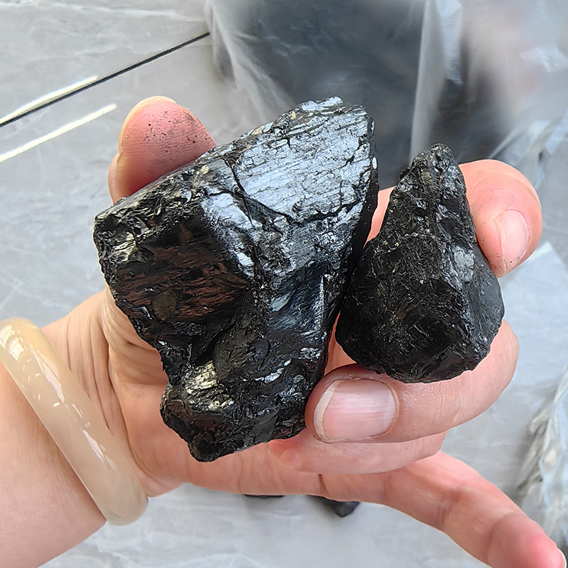 The Manufacturer Supplies Smokeless Lump Coal with a Diameter of 2-5cm, Burley Tobacco and Roasted Tea, Easy to Use, High Calorific Value, High Gas Production, Low Sulfur and Low Ash