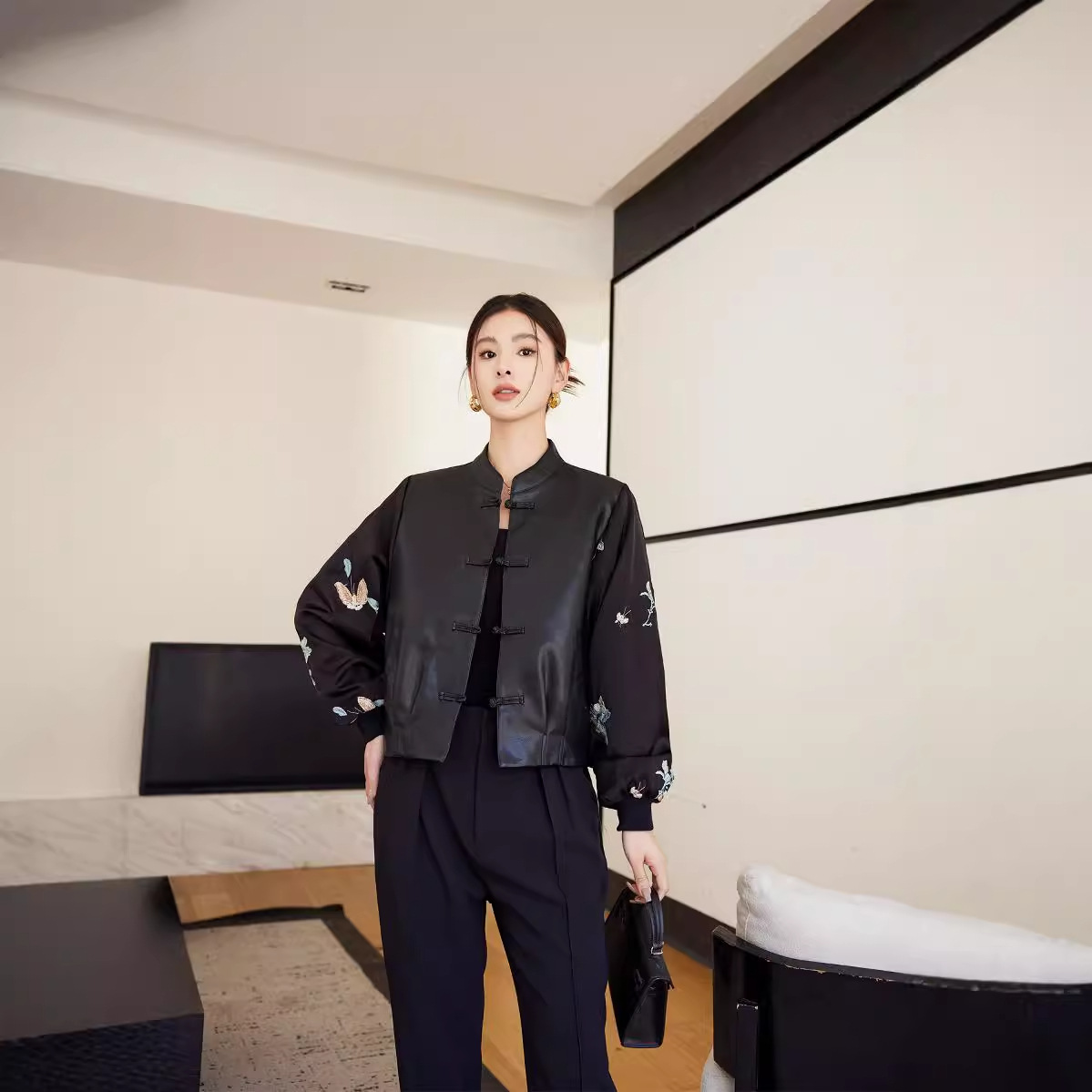 New Chinoiserie Spliced Leather Jacket for Women, Short Leather Jacket, New Retro National Style Stand Collar Jacquard Disc Button Leather Jacket for Women