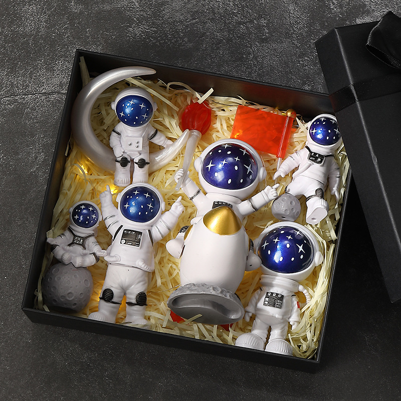 Astronaut Ornament Little Astronaut Model Resin Crafts Home Desktop Decoration Valentine's Day Birthday Gift