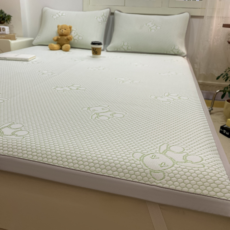 2025 three-piece mat mat mat jacquard small ice bear pillowcase new cool silk mat
