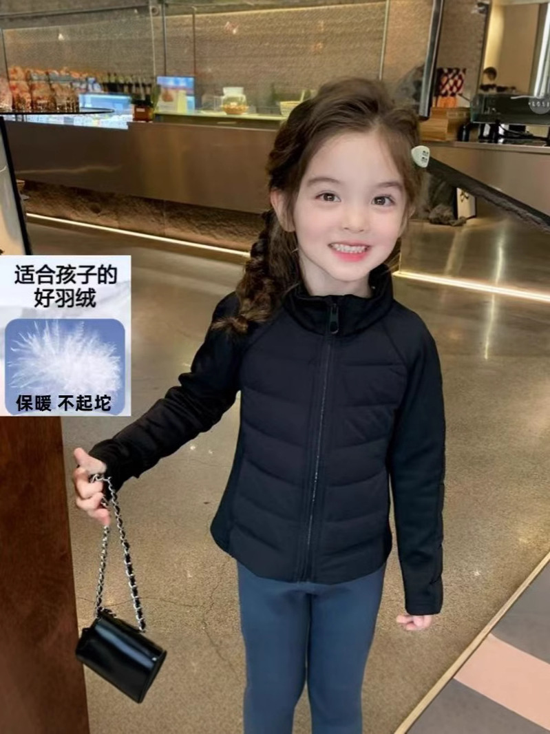 Легкое зимнее хлопковое пальто для девочек 2024 года, новая короткая куртка, приталенная, подстежка для девочек, модный верх