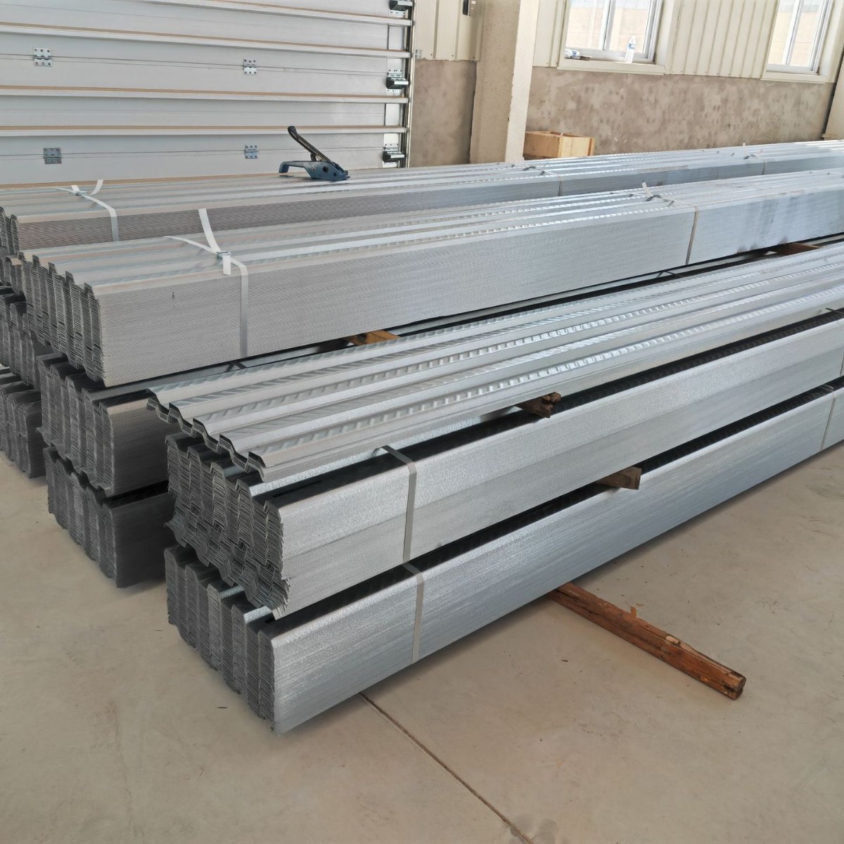 Zinc-Aluminum-Magnesium Maintenance Channel Photovoltaic Maintenance Channel Solar Power Station Maintenance Board Entity Manufacturer