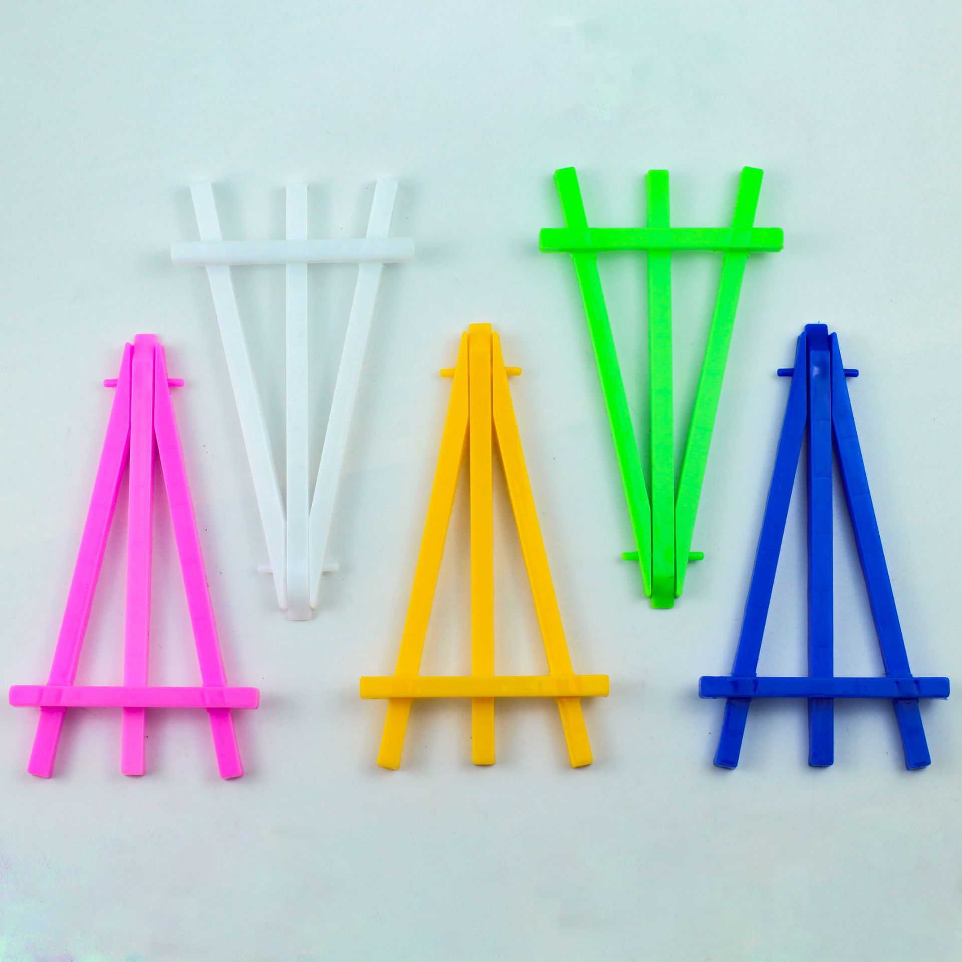 Directly Supplied from the Manufacturer, Environmentally Friendly Pp Plastic Painting Easel, Mini Mobile Phone Holder, Painting Work Triangle Display Stand