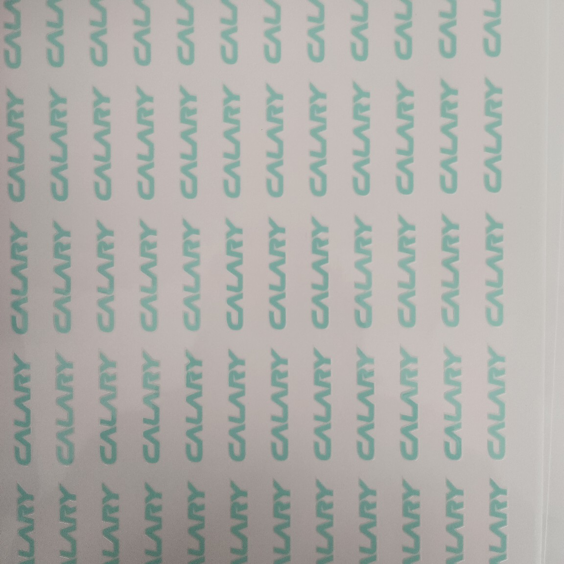 Заказать кристальную этикетку УФ-переносной наклейки холодной переноски самоклеящейся водной наклейки рвущейся пленки нерващейся пленки