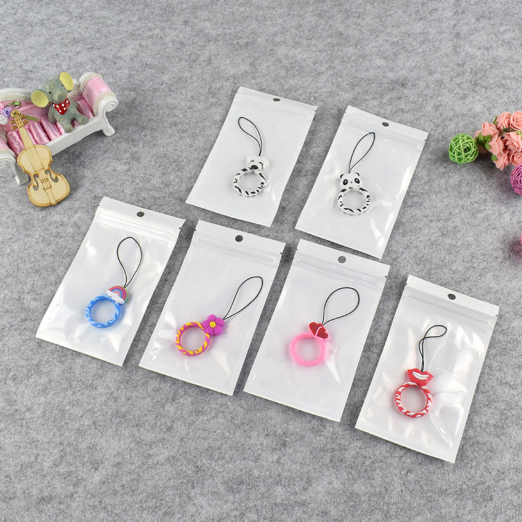 Мобильный телефон с кольцом и мягким резиновым аксессуаром