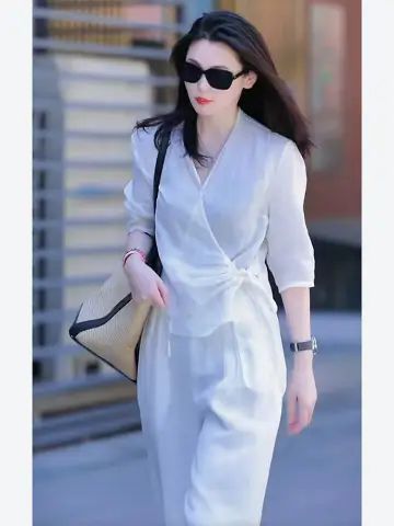 Двухкомпонентный комплект для женщин 2025 лето новый продукт литературной моды, дизайн, уменьшающий возраст, рубашка с V-образным вырезом и универсальные широкие брюки с завышенной талией