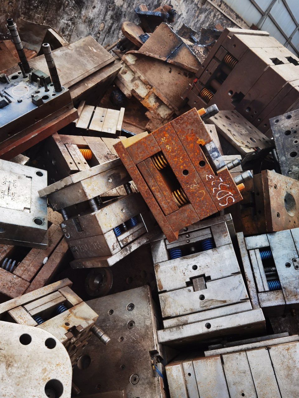 Recycling of Waste Molds, Long-Term Recycling of Large Quantities of Molds, Guangdong Specializes in Recycling Waste Copper, Waste Aluminum and Waste Molds