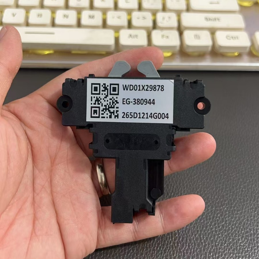 Замок двери посудомоечной машины Wd01X29878 цена не является окончательной