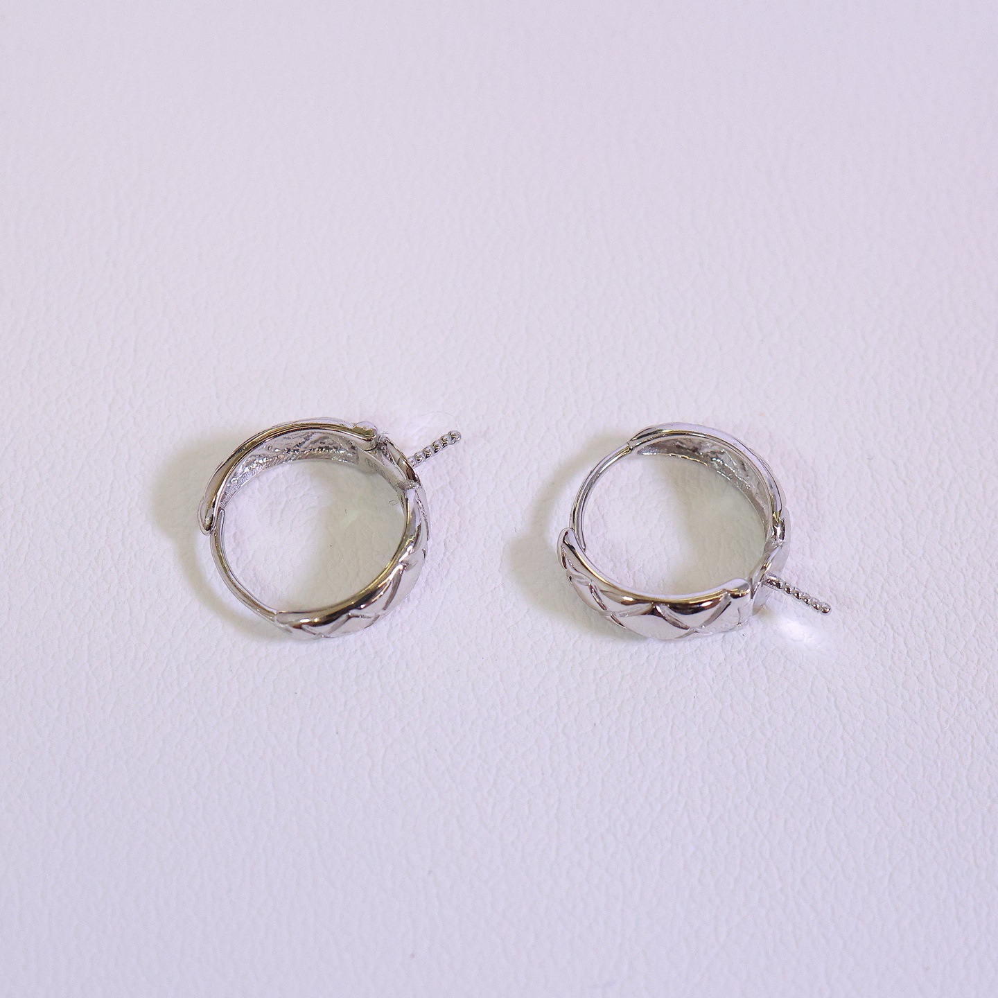 Platinum Pt900 Accessories, Quilted Small Fragrant Earrings, Thick Gold Texture, Picture with 8-9mm Pearls, Pearls Not Included