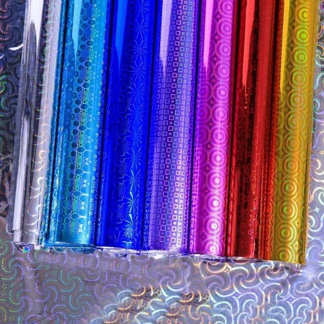 Золотая упаковочная бумага 70*100 см лазерная бумага глянцевая бумага подарочная коробка пластиковая бумага вспышка бумага оптом