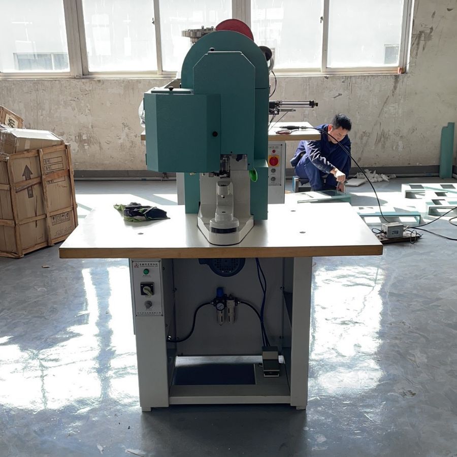 Automatic mountaineering buckle machine 918 double-sided outdoor hiking shoes labor protection shoe nail D-type buckle steamed bun buckle machine